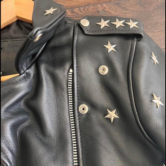 STAR STUDDED UNDERSTATED LEATHER JACKET - Picture 4 of 6